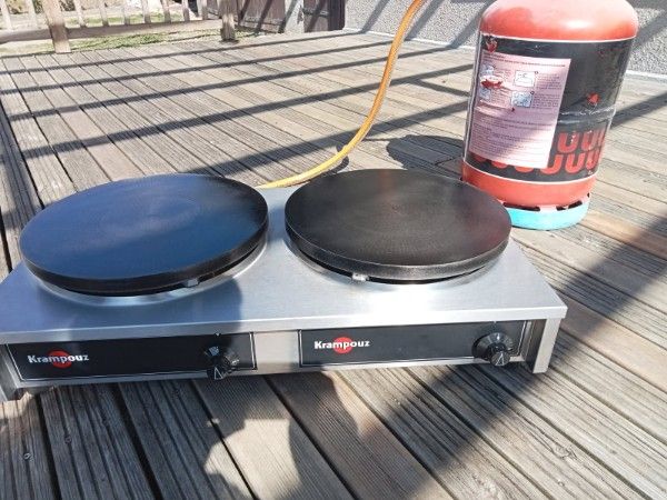 Crêpière de location au gaz, avec sa bouteille, son détendeur et son flexible