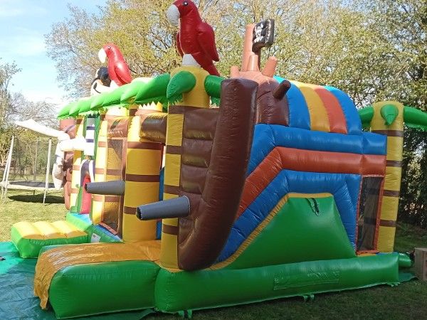 Vue latérale de la structure gonflable Pirate avec son toboggan