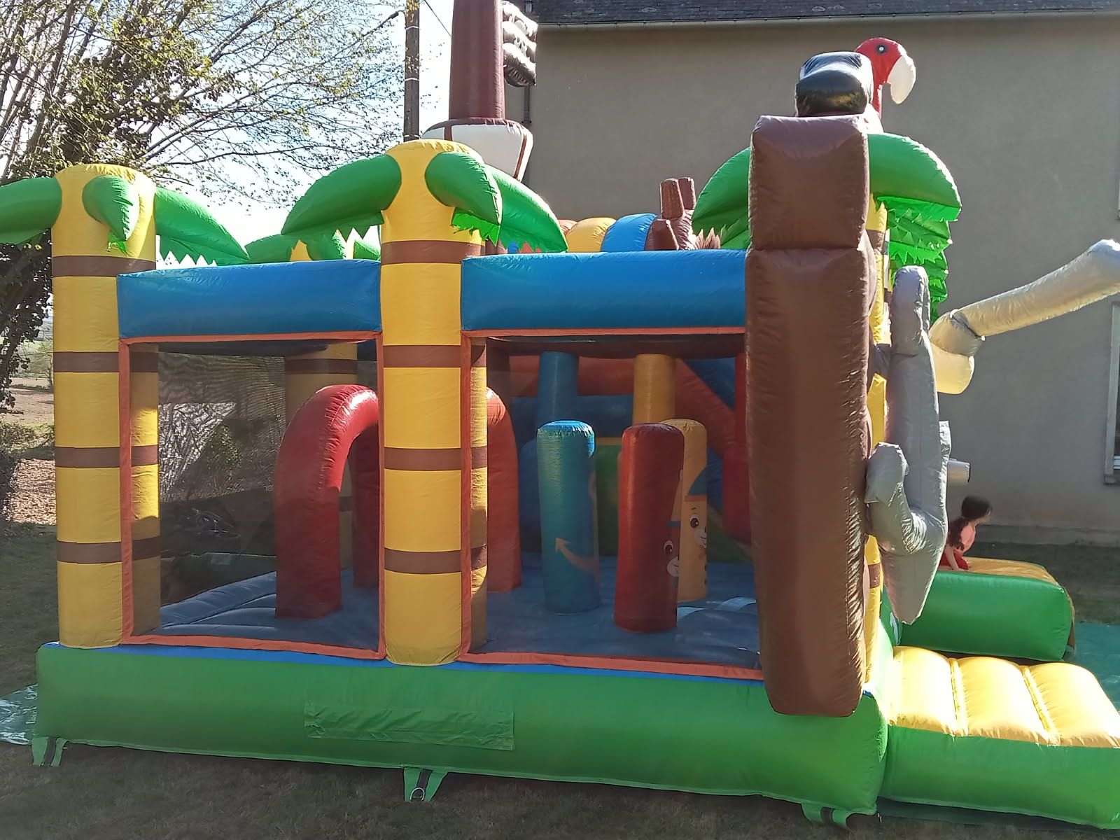 Le parcours d’obstacles intérieur de la structure gonflable Pirate