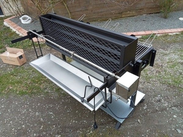 Le barbecue méchoui en cuisson : broche motorisée et grande grille au charbon